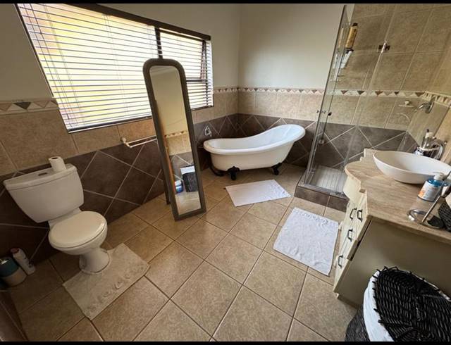 4 BEDROOM HOUSE FOR SALE IN GLEN ERASMIA